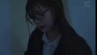 身材苗条的辣妹带着紧致的小穴骑在对她来说太大的鸡巴上！